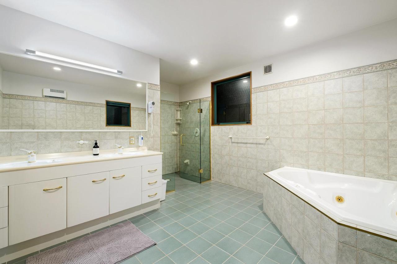 Huge Lakefront Delight - Queenstown Holiday Home Экстерьер фото