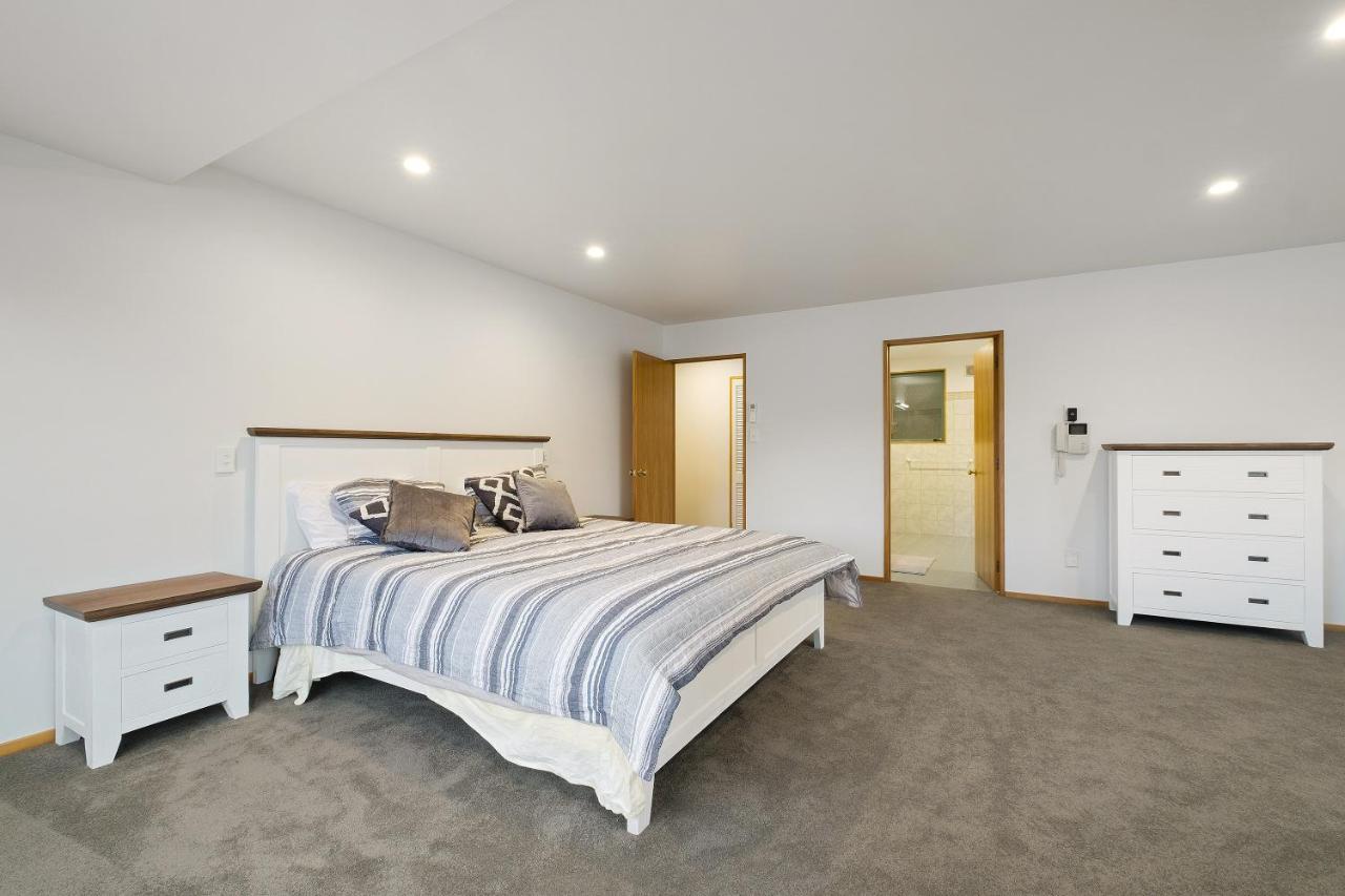 Huge Lakefront Delight - Queenstown Holiday Home Экстерьер фото