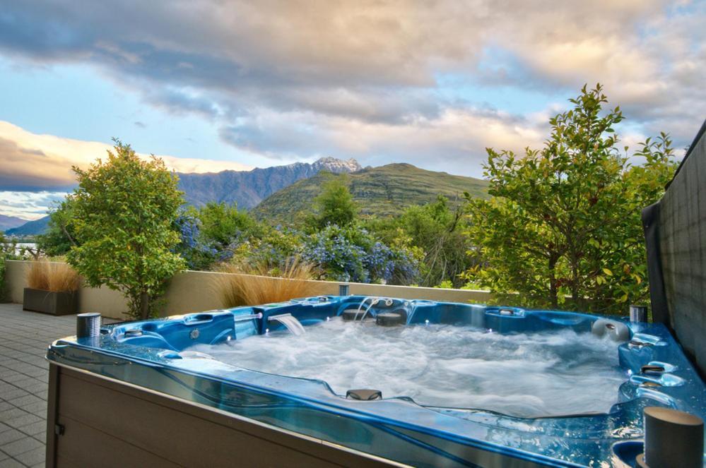 Huge Lakefront Delight - Queenstown Holiday Home Экстерьер фото