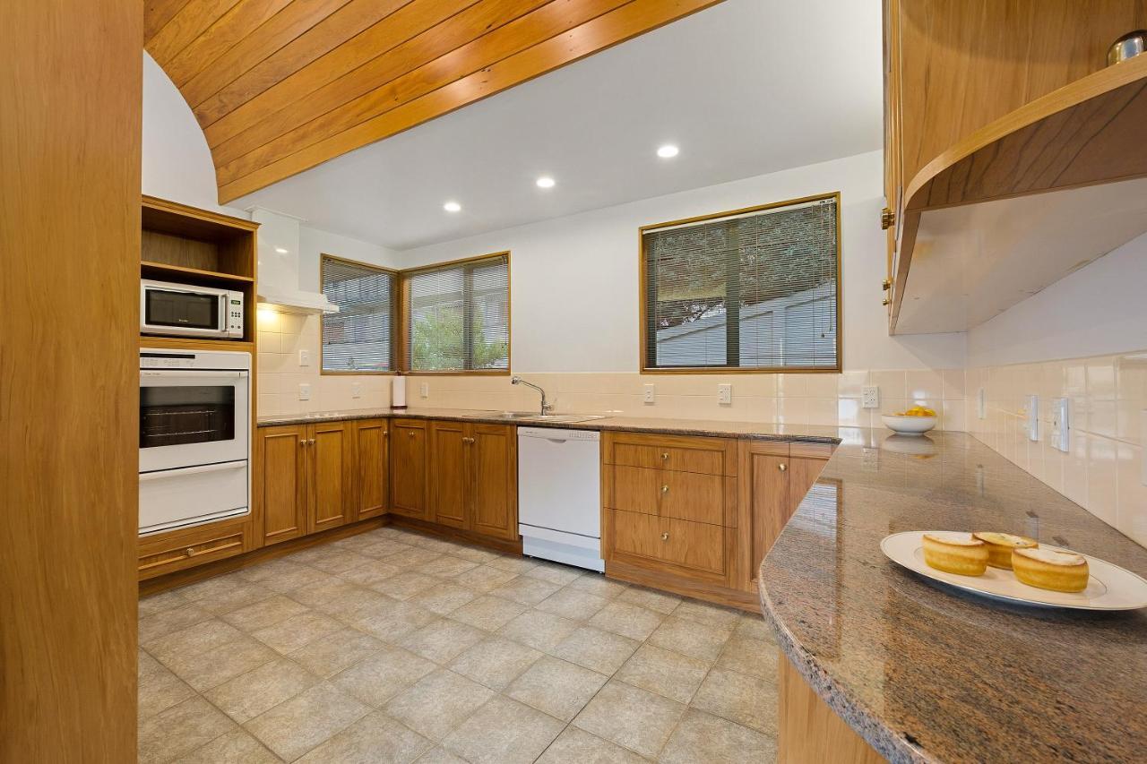 Huge Lakefront Delight - Queenstown Holiday Home Экстерьер фото