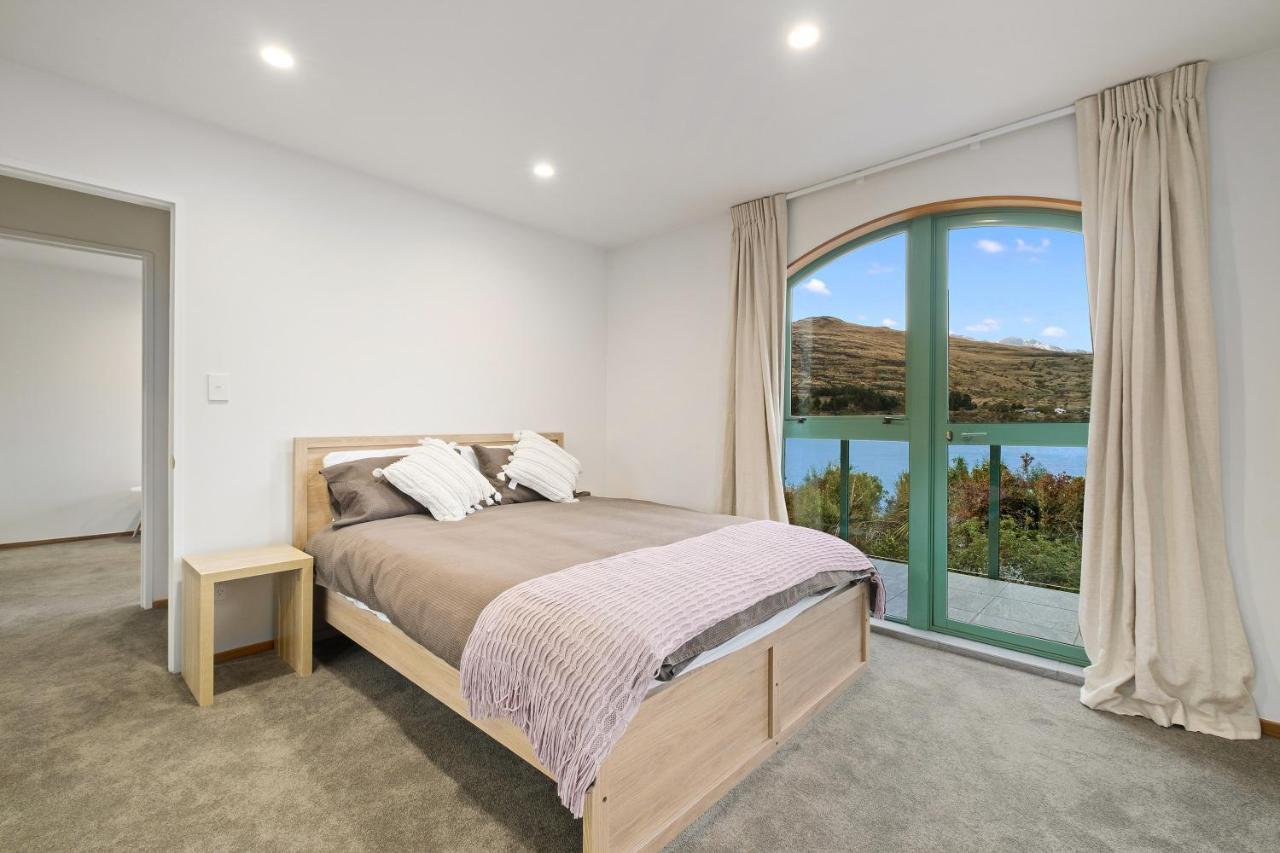 Huge Lakefront Delight - Queenstown Holiday Home Экстерьер фото